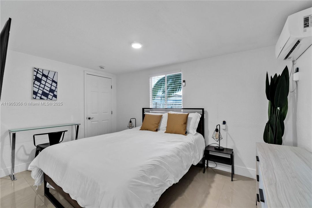 出租: $4,800 (6 贝兹, 5 浴室, 1536 平方英尺)