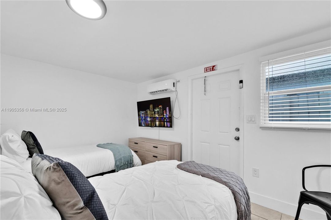 出租: $4,800 (6 贝兹, 5 浴室, 1536 平方英尺)