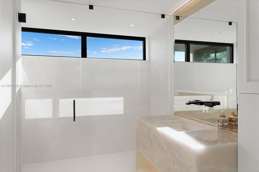 На продажу: $12,900,000 (4 спален, 4 ванн, 4796 Квадратных фут)