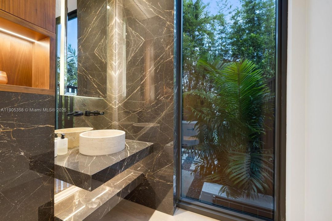 На продажу: $12,900,000 (4 спален, 4 ванн, 4796 Квадратных фут)