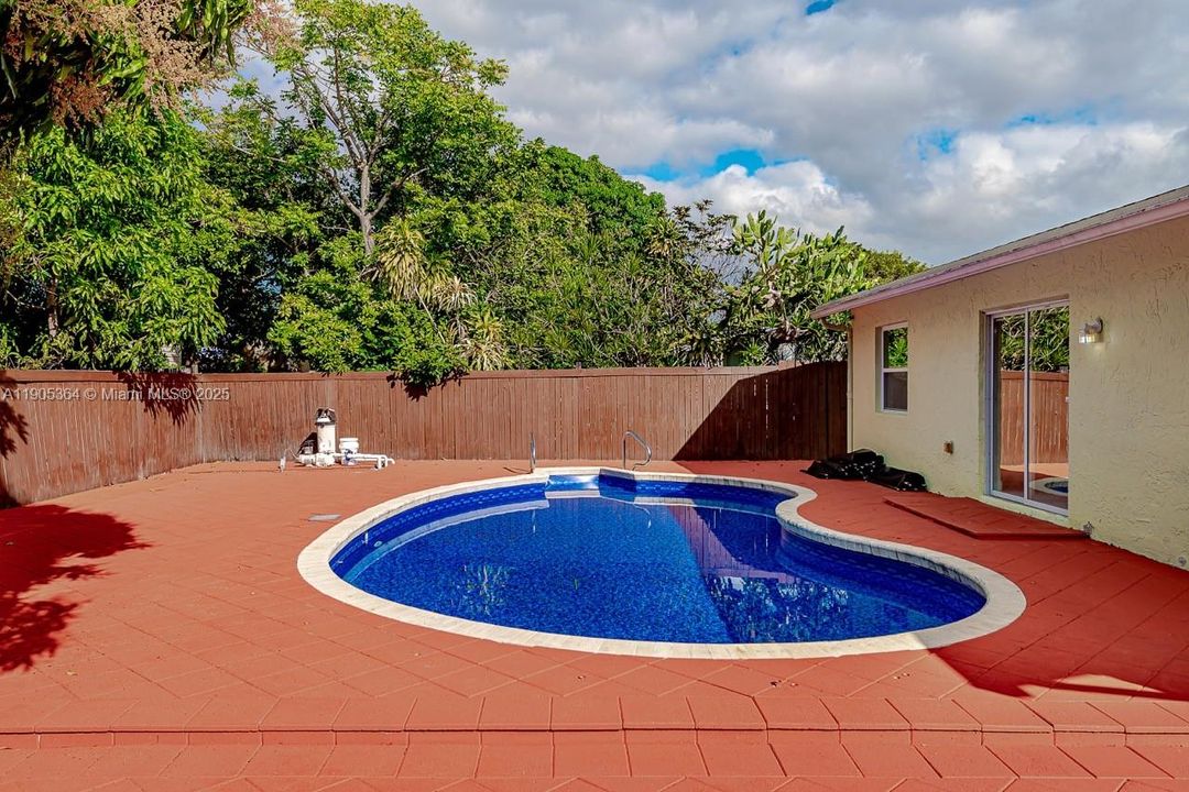 For Rent: $3,800 (4 beds, 2 baths, 1370 Square Feet)