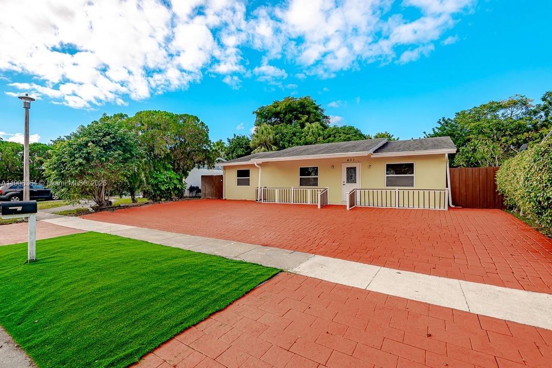 For Rent: $3,800 (4 beds, 2 baths, 1370 Square Feet)