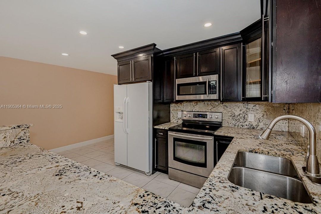 For Rent: $3,800 (4 beds, 2 baths, 1370 Square Feet)