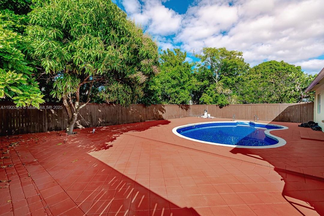 For Rent: $3,800 (4 beds, 2 baths, 1370 Square Feet)