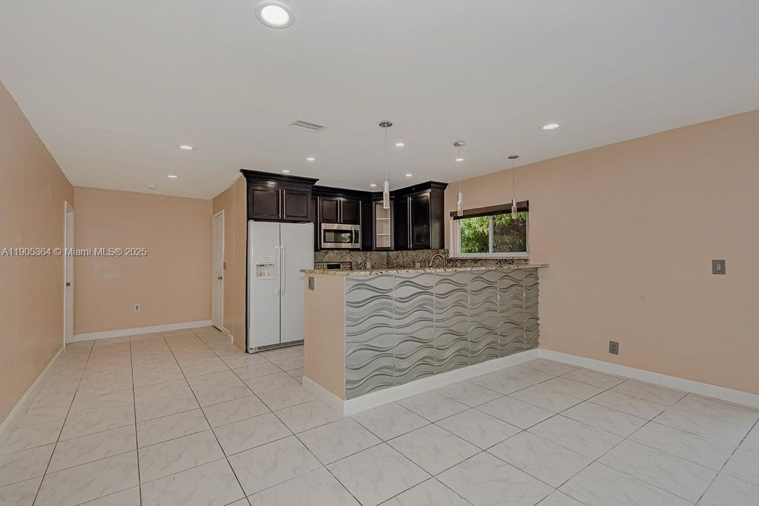 For Rent: $3,800 (4 beds, 2 baths, 1370 Square Feet)