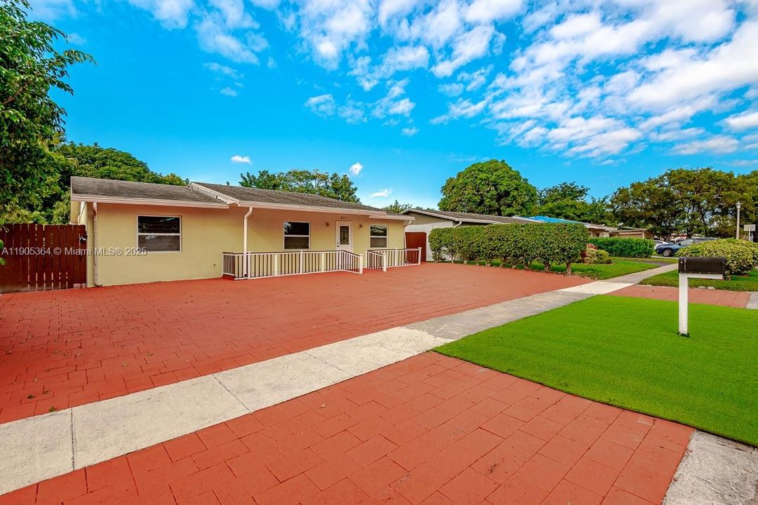 For Rent: $3,800 (4 beds, 2 baths, 1370 Square Feet)