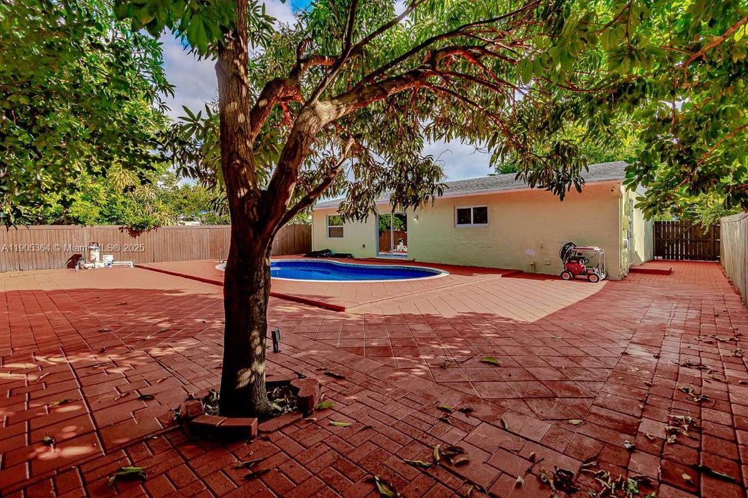 For Rent: $3,800 (4 beds, 2 baths, 1370 Square Feet)