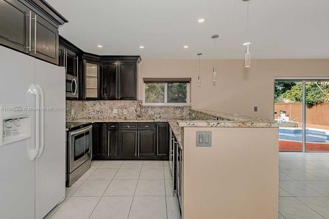 For Rent: $3,800 (4 beds, 2 baths, 1370 Square Feet)