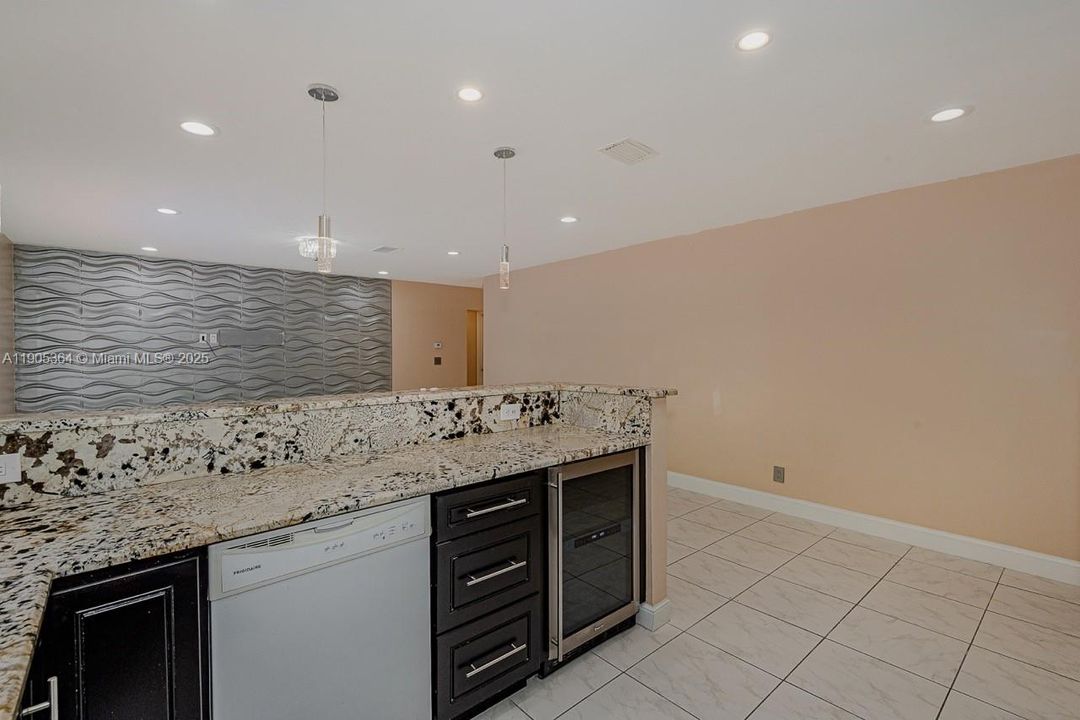 For Rent: $3,800 (4 beds, 2 baths, 1370 Square Feet)