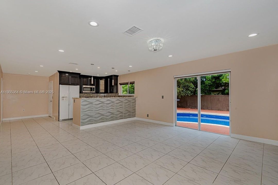 For Rent: $3,800 (4 beds, 2 baths, 1370 Square Feet)