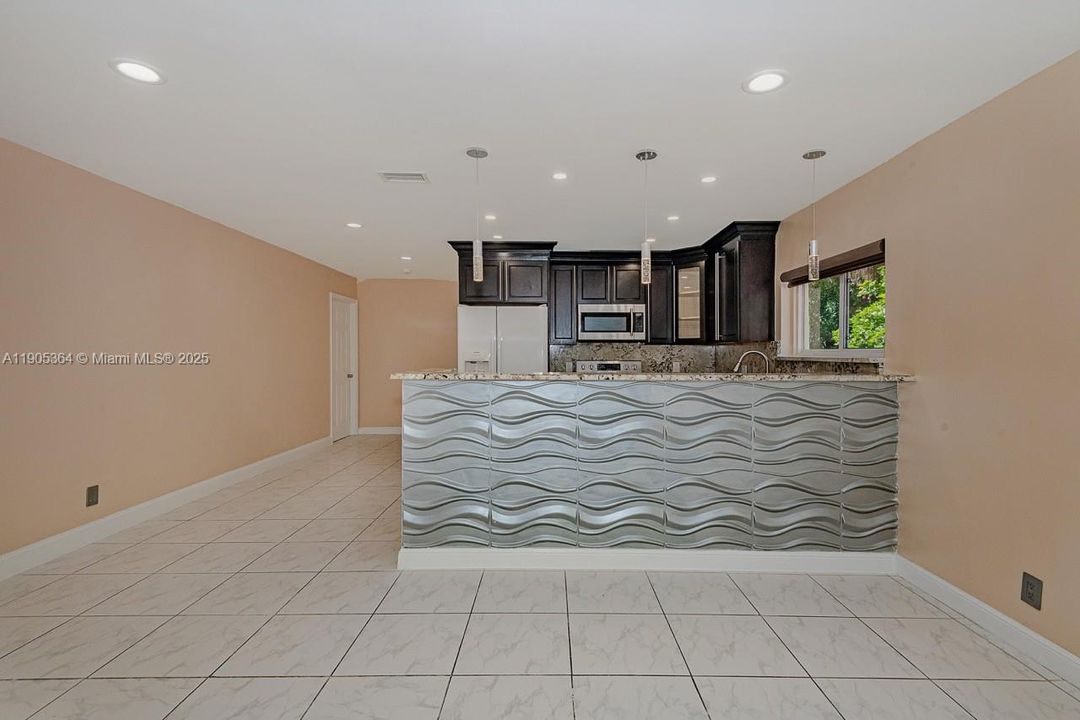 For Rent: $3,800 (4 beds, 2 baths, 1370 Square Feet)