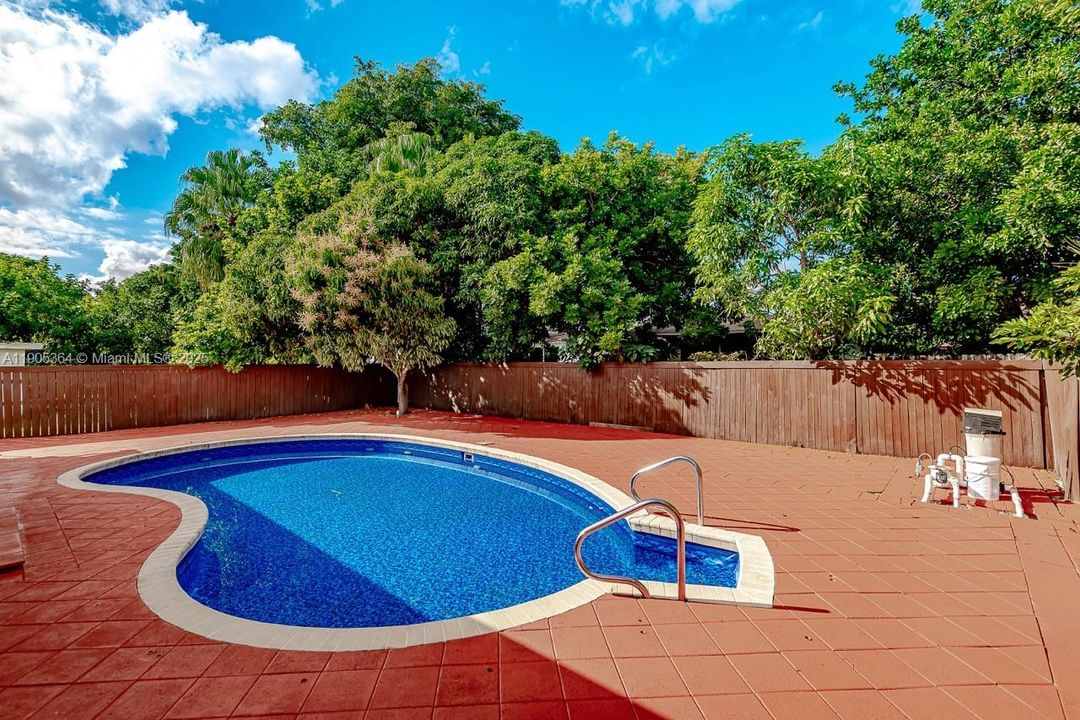 For Rent: $3,800 (4 beds, 2 baths, 1370 Square Feet)