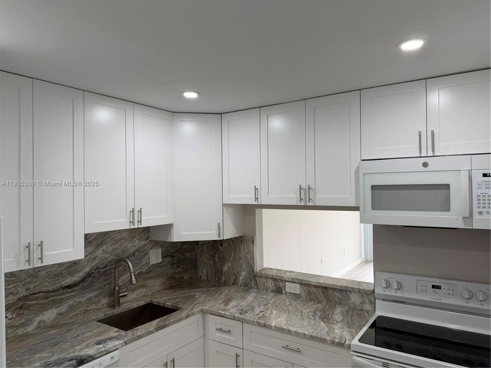 Active With Contract: $1,900 (1 beds, 1 baths, 727 Square Feet)