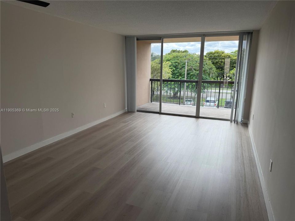 Active With Contract: $1,900 (1 beds, 1 baths, 727 Square Feet)