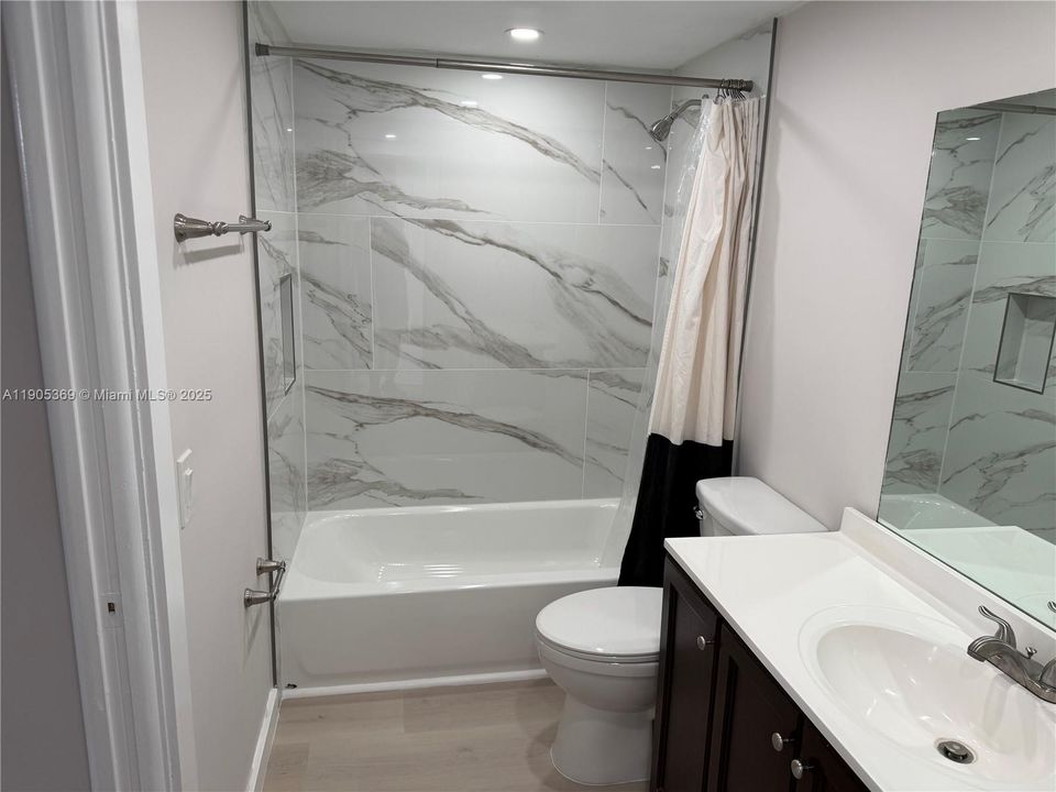 Active With Contract: $1,900 (1 beds, 1 baths, 727 Square Feet)