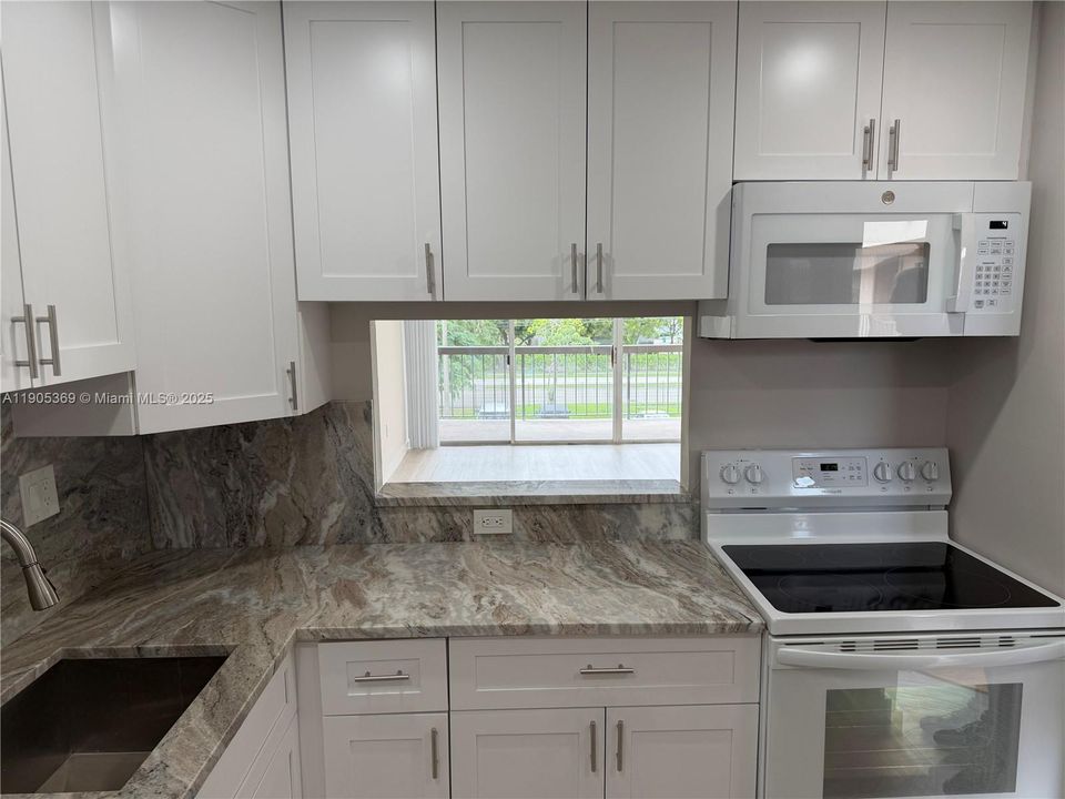 Active With Contract: $1,900 (1 beds, 1 baths, 727 Square Feet)