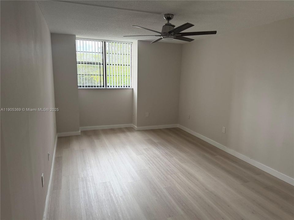 Active With Contract: $1,900 (1 beds, 1 baths, 727 Square Feet)