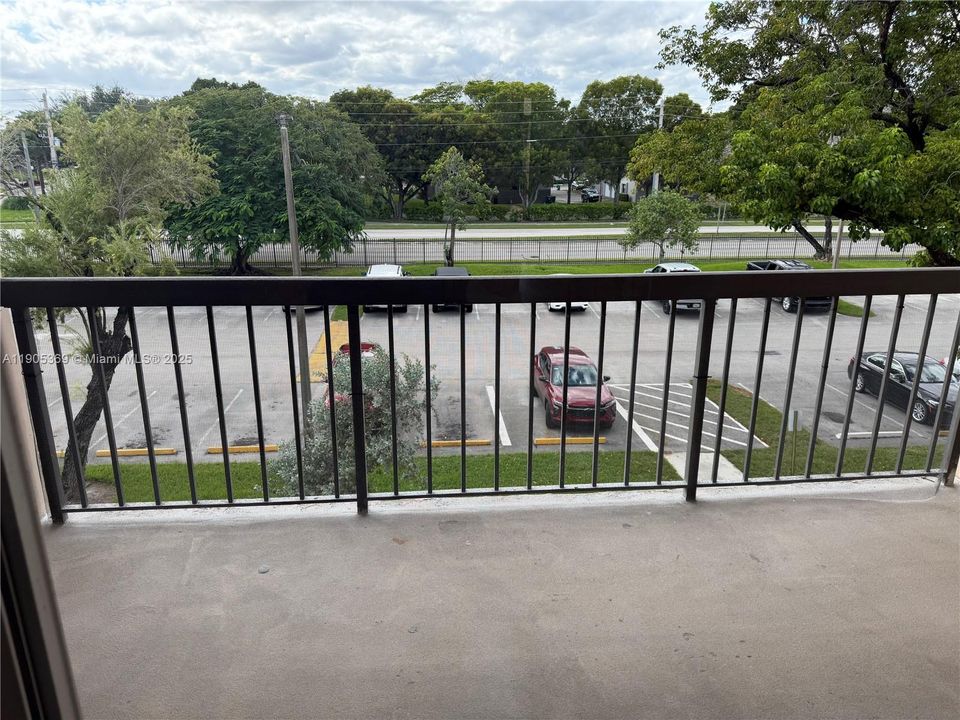 Active With Contract: $1,900 (1 beds, 1 baths, 727 Square Feet)