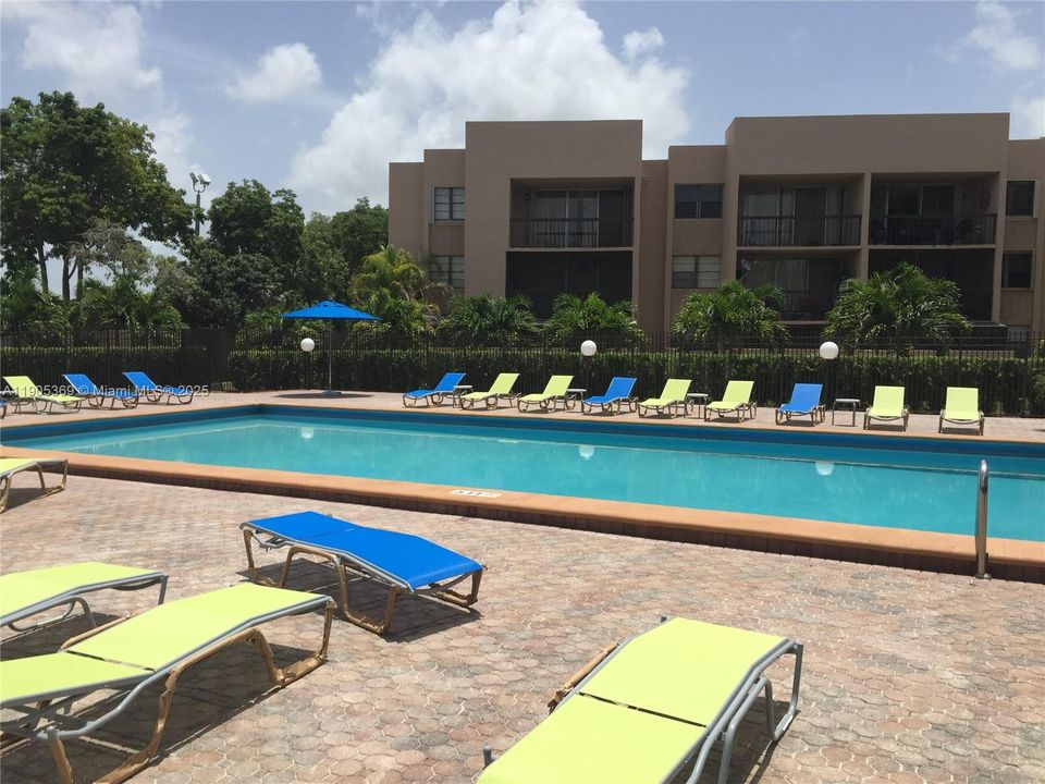 Active With Contract: $1,900 (1 beds, 1 baths, 727 Square Feet)