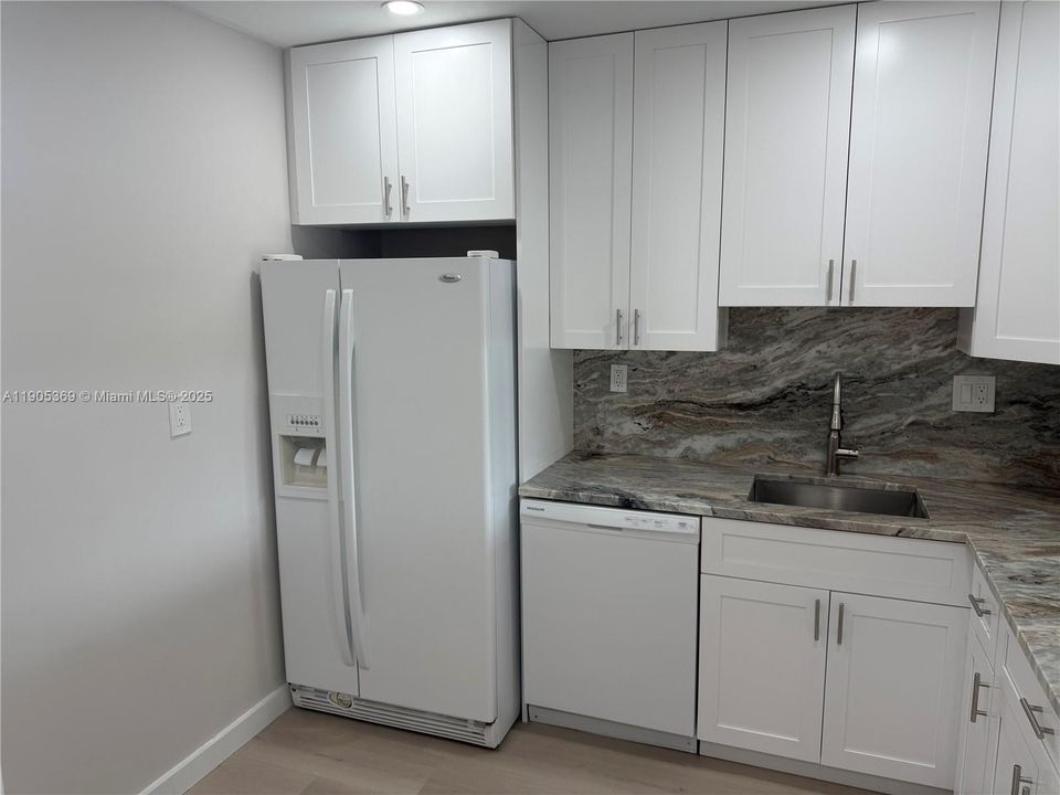 Active With Contract: $1,900 (1 beds, 1 baths, 727 Square Feet)