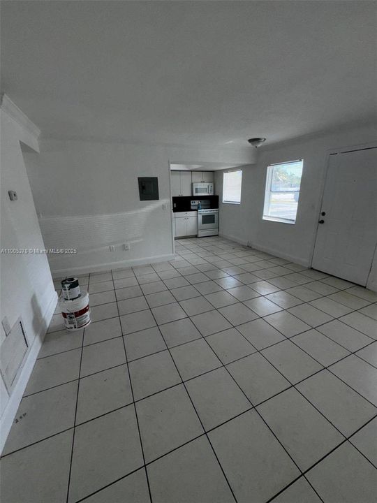 For Rent: $1,900 (2 beds, 1 baths, 736 Square Feet)