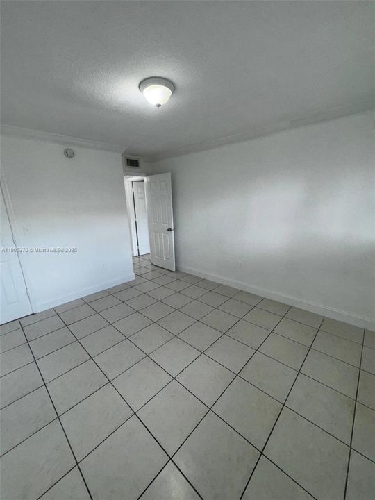 For Rent: $1,900 (2 beds, 1 baths, 736 Square Feet)