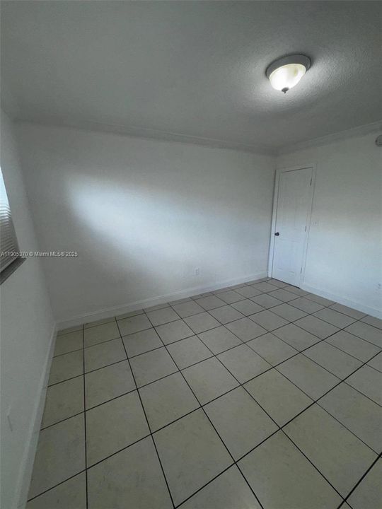 For Rent: $1,900 (2 beds, 1 baths, 736 Square Feet)