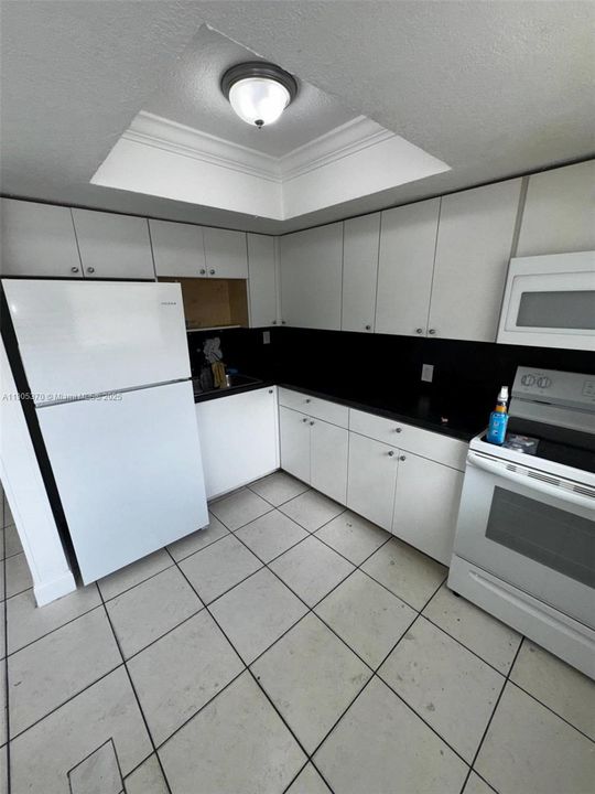 For Rent: $1,900 (2 beds, 1 baths, 736 Square Feet)