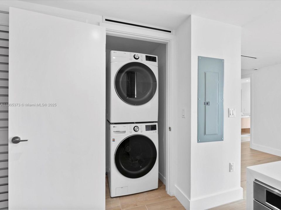 For Sale: $1,510,000 (2 beds, 2 baths, 1229 Square Feet)