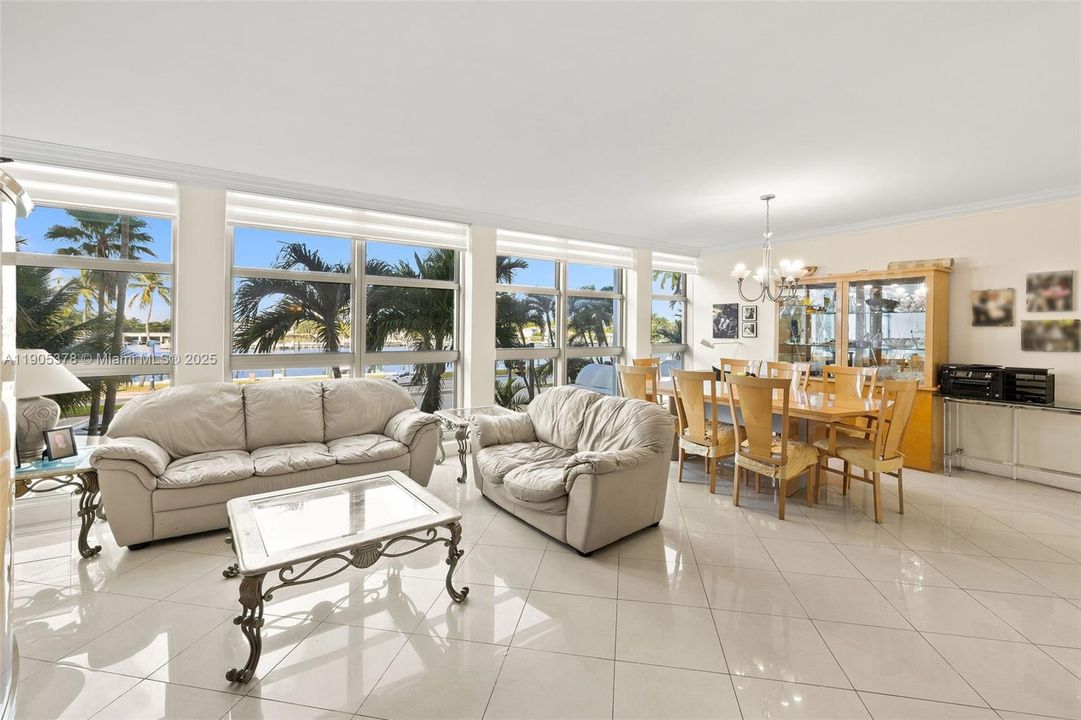 合同活跃: $4,500 (2 贝兹, 3 浴室, 1660 平方英尺)