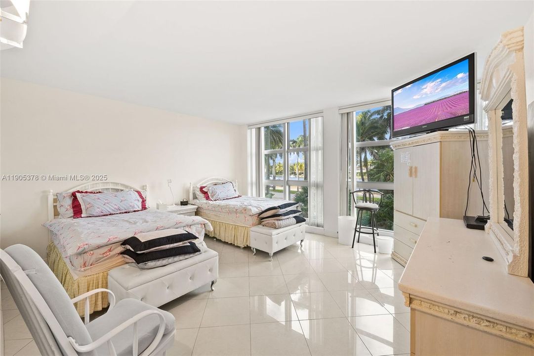 合同活跃: $4,500 (2 贝兹, 3 浴室, 1660 平方英尺)