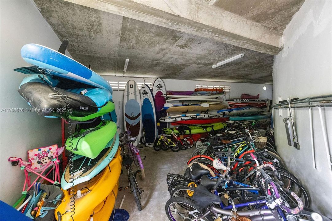 合同活跃: $4,500 (2 贝兹, 3 浴室, 1660 平方英尺)