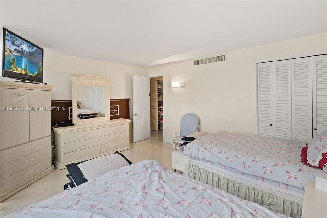 合同活跃: $4,500 (2 贝兹, 3 浴室, 1660 平方英尺)