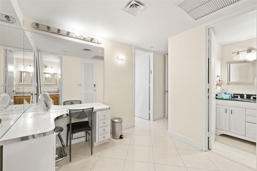 合同活跃: $4,500 (2 贝兹, 3 浴室, 1660 平方英尺)