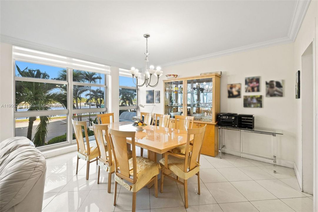 合同活跃: $4,500 (2 贝兹, 3 浴室, 1660 平方英尺)