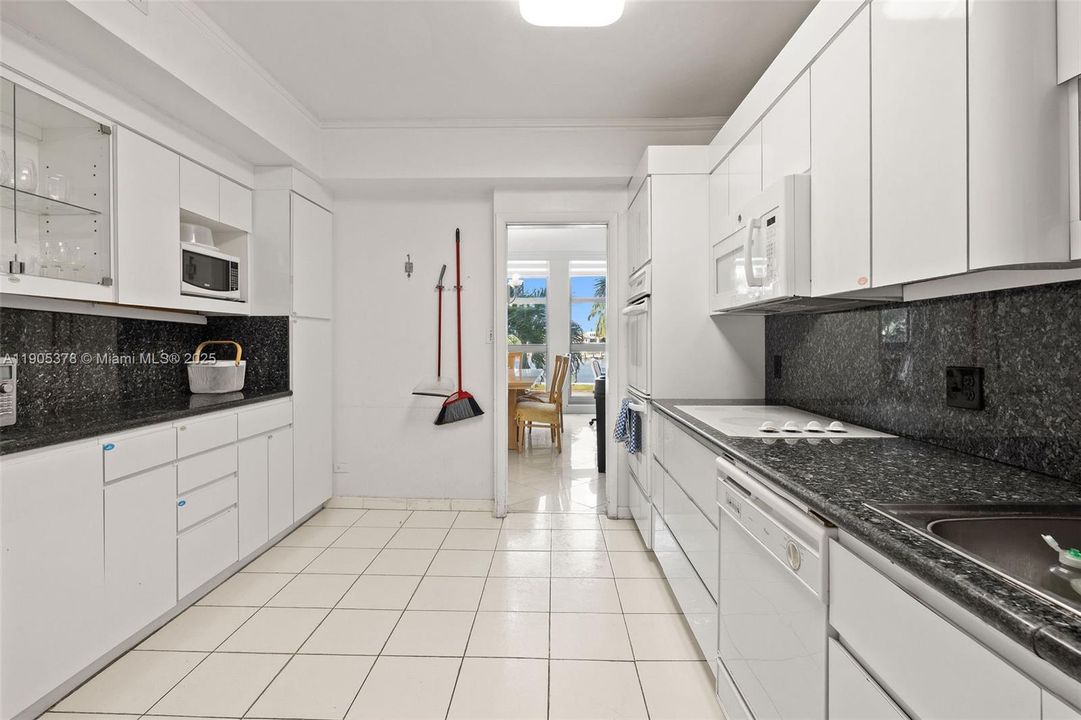 合同活跃: $4,500 (2 贝兹, 3 浴室, 1660 平方英尺)