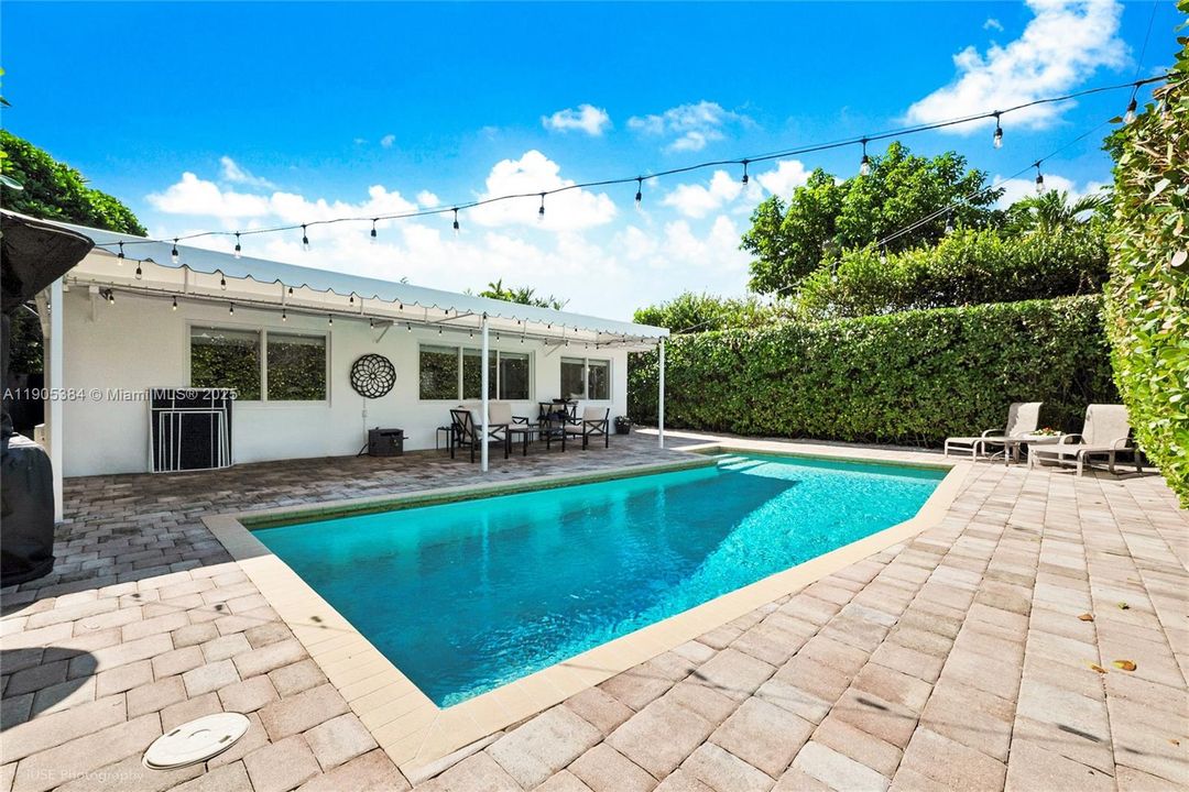 Active With Contract: $1,125,000 (3 beds, 2 baths, 1390 Square Feet)