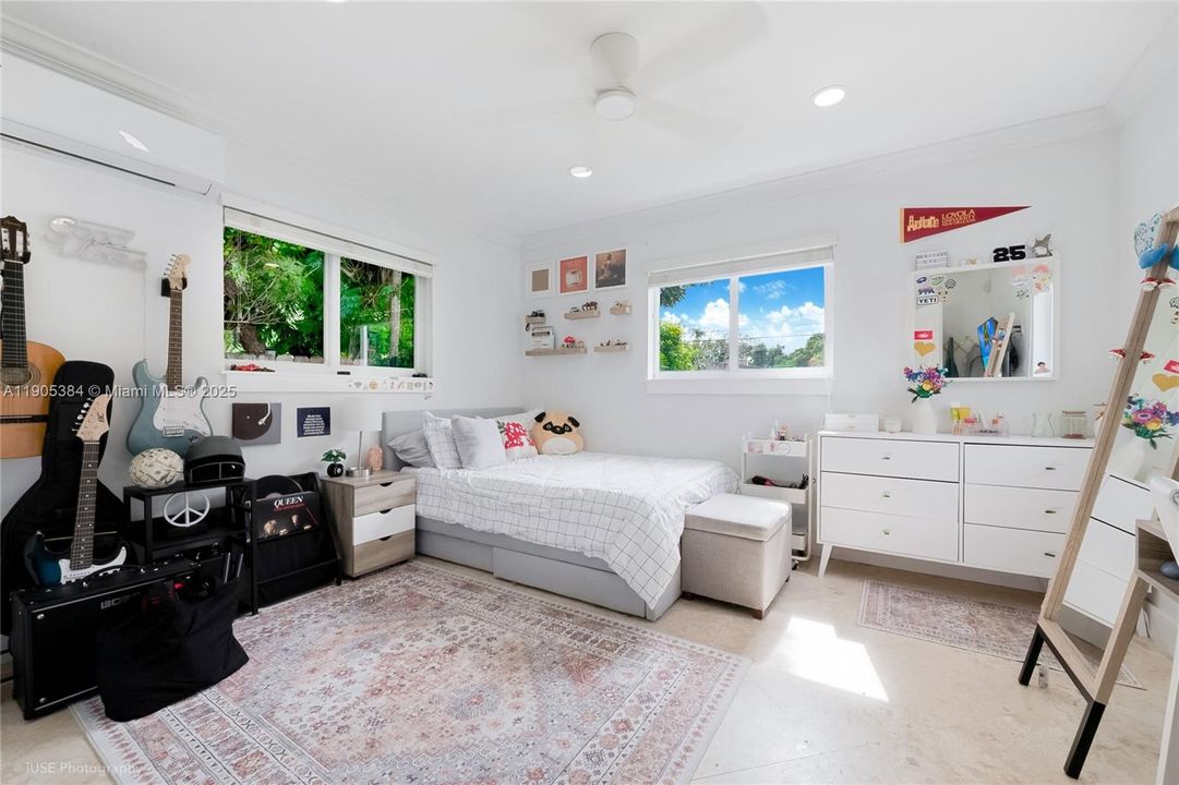 Active With Contract: $1,125,000 (3 beds, 2 baths, 1390 Square Feet)