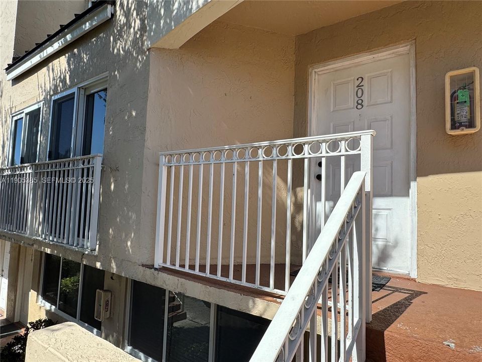 For Sale: $335,000 (2 beds, 2 baths, 859 Square Feet)