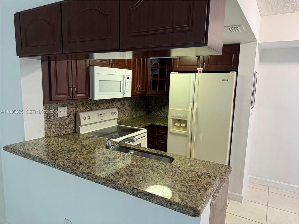 For Sale: $335,000 (2 beds, 2 baths, 859 Square Feet)