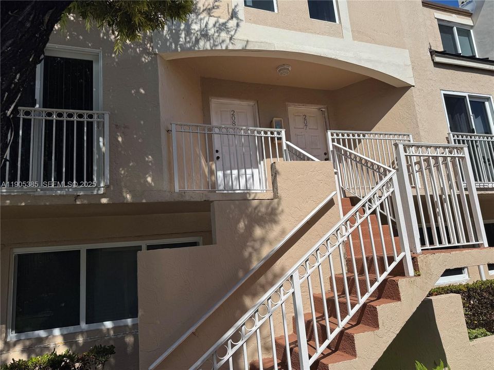 For Sale: $335,000 (2 beds, 2 baths, 859 Square Feet)