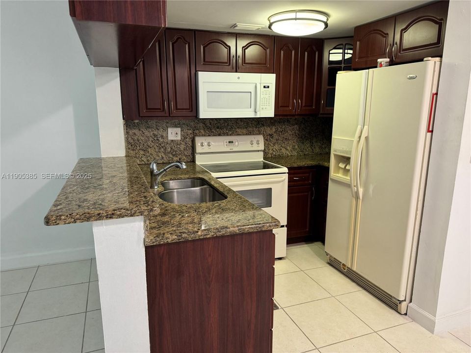 For Sale: $335,000 (2 beds, 2 baths, 859 Square Feet)