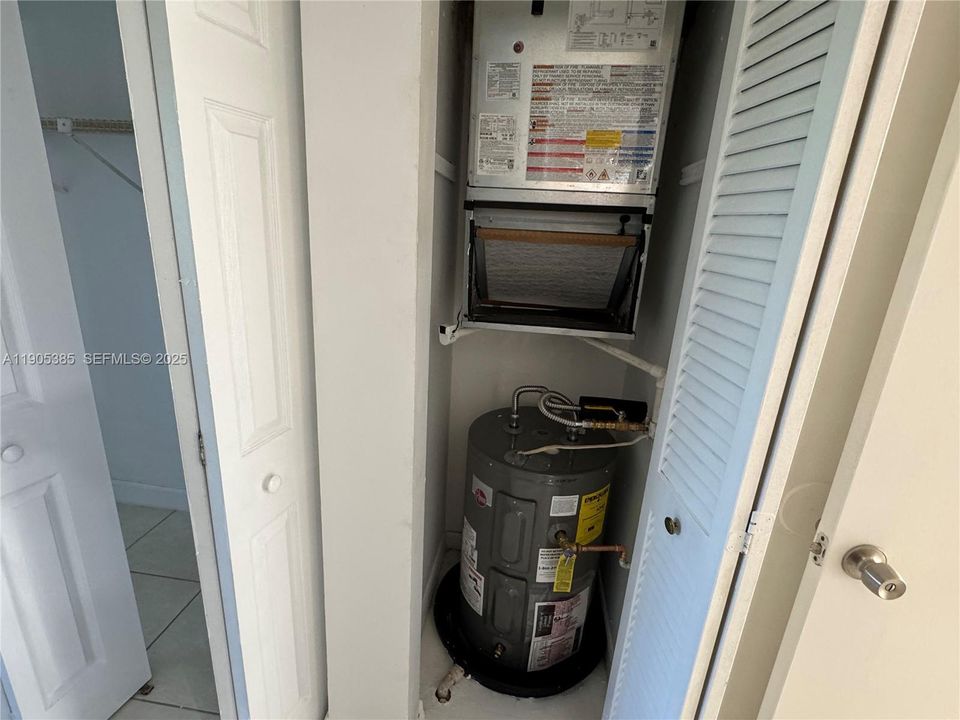 For Sale: $335,000 (2 beds, 2 baths, 859 Square Feet)