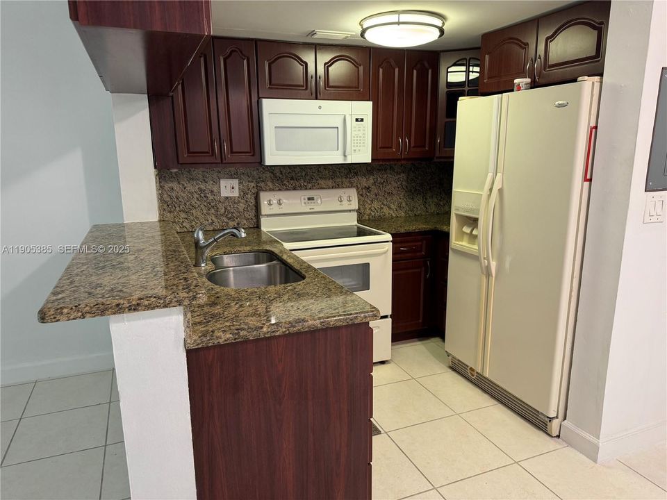 For Sale: $335,000 (2 beds, 2 baths, 859 Square Feet)