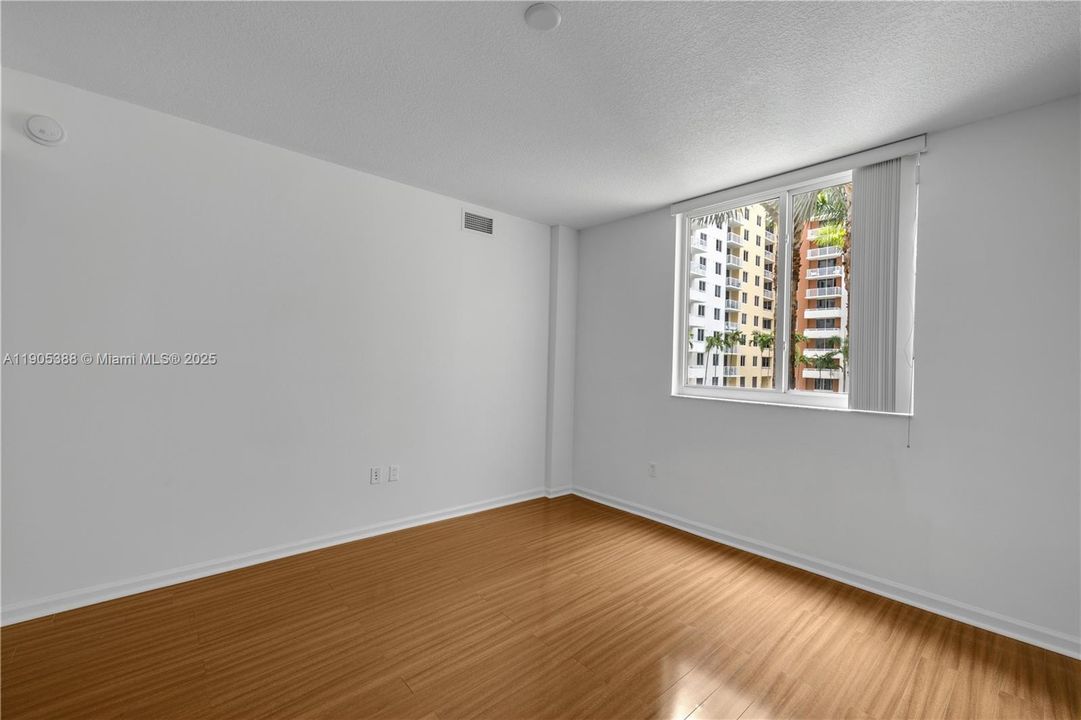 待售: $396,000 (1 贝兹, 1 浴室, 841 平方英尺)