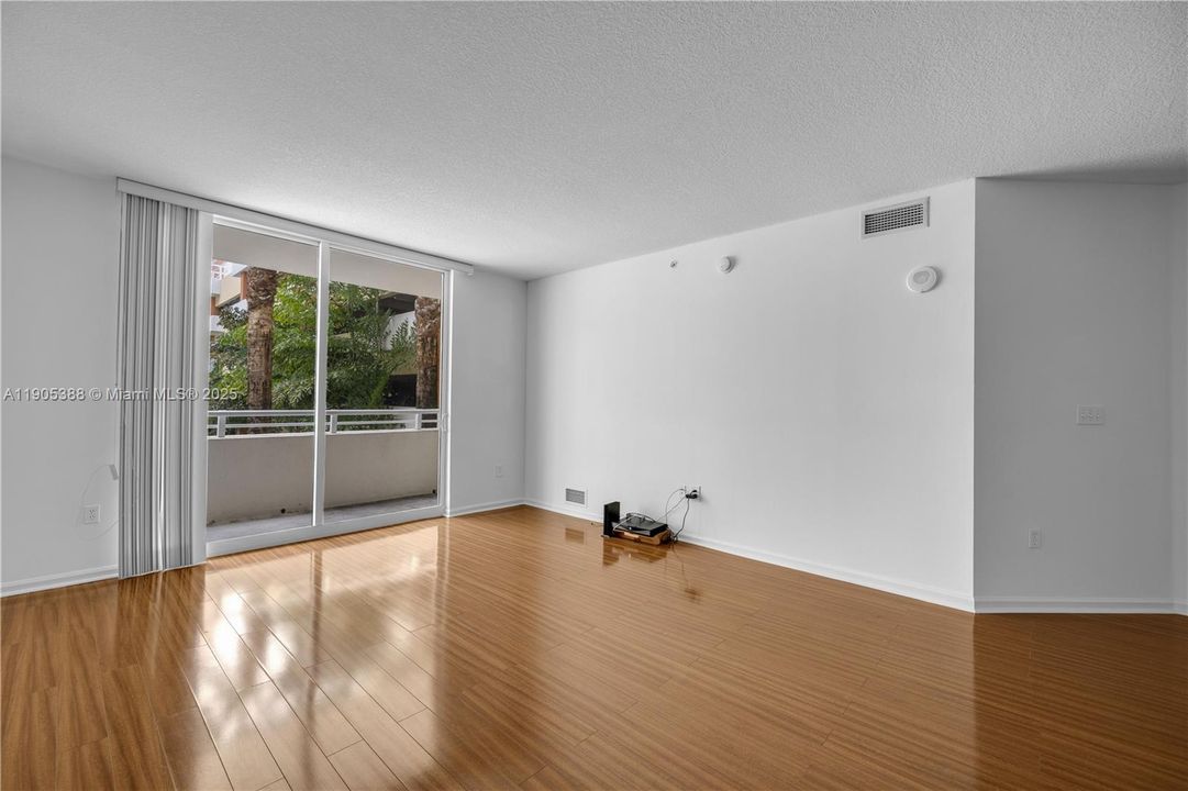 待售: $396,000 (1 贝兹, 1 浴室, 841 平方英尺)