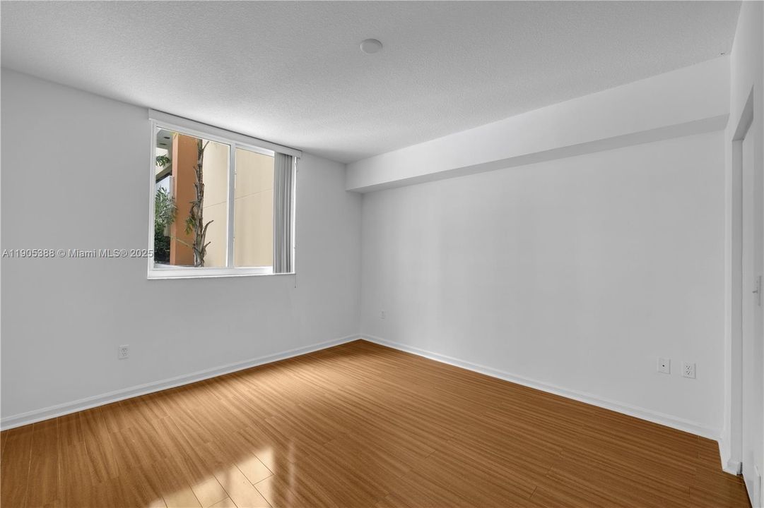 待售: $396,000 (1 贝兹, 1 浴室, 841 平方英尺)