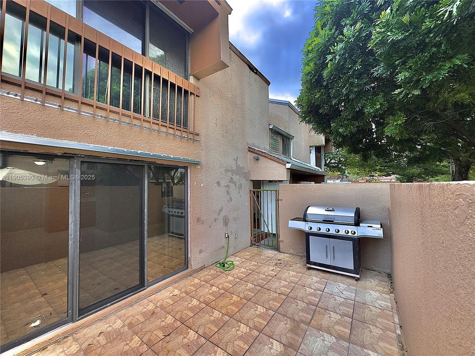 На продажу: $325,000 (2 спален, 2 ванн, 1100 Квадратных фут)