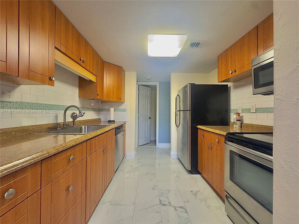 На продажу: $325,000 (2 спален, 2 ванн, 1100 Квадратных фут)