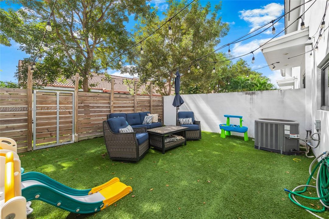 Active With Contract: $3,500 (3 beds, 2 baths, 1676 Square Feet)